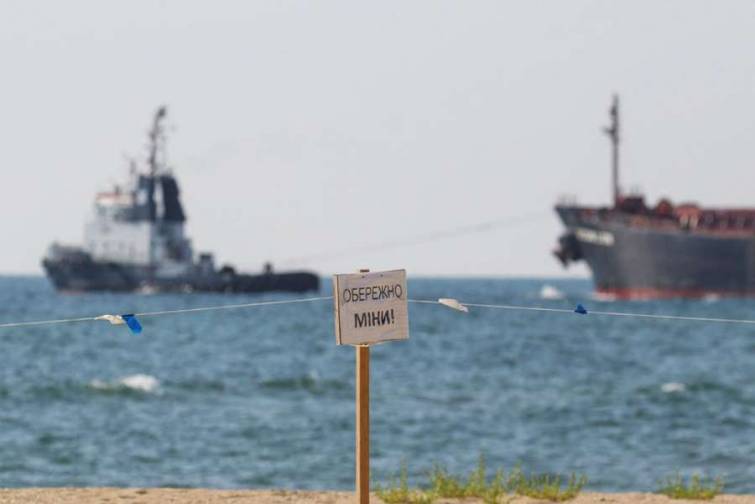 Qara dənizdə yük gəmisi minaya düşüb, 2 nəfər yaralanıb