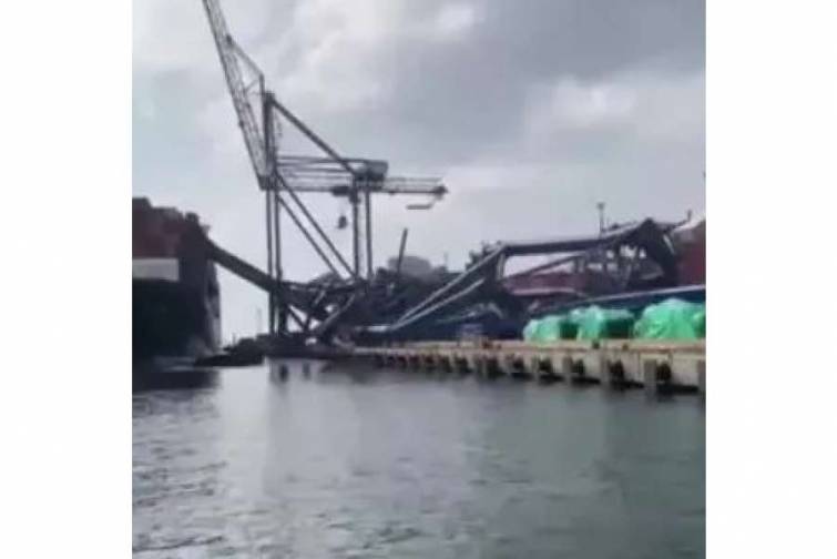 “Yang Ming” konteyner gəmisi Türkiyə limanında kranları aşırıb - VİDEO