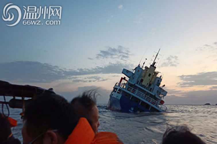 Şərqi Çin dənizində yük gəmisi çevrilib