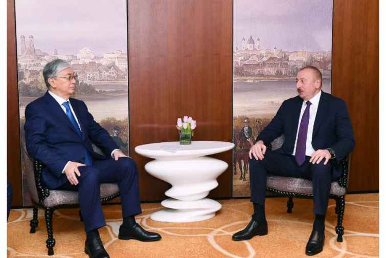 İlham Əliyevin Münxendə Qazaxıstan Prezidenti Kasım-Jomart Tokayev ilə görüşüb