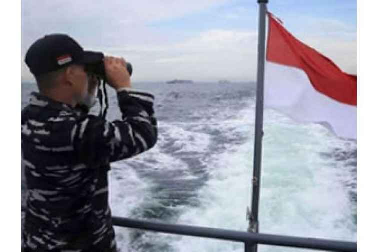 İndoneziyada hərbi gəmi ilə qayıq toqquşub