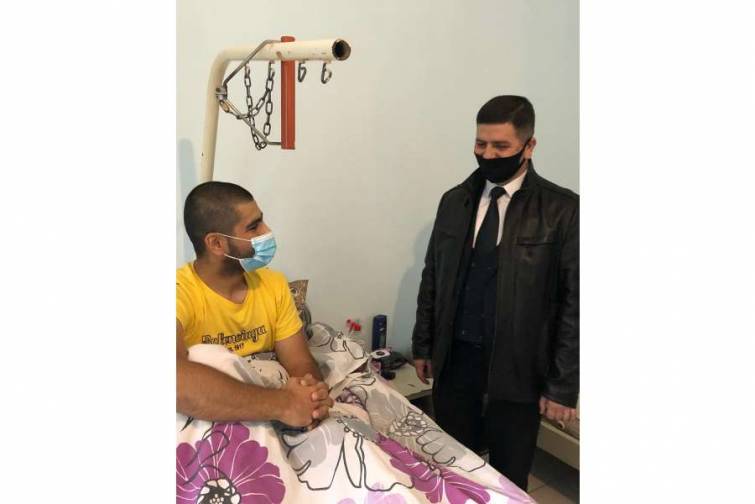 ADDA-nın döyüşlərdə yaralanmış məzununa diplom təqdim edilib