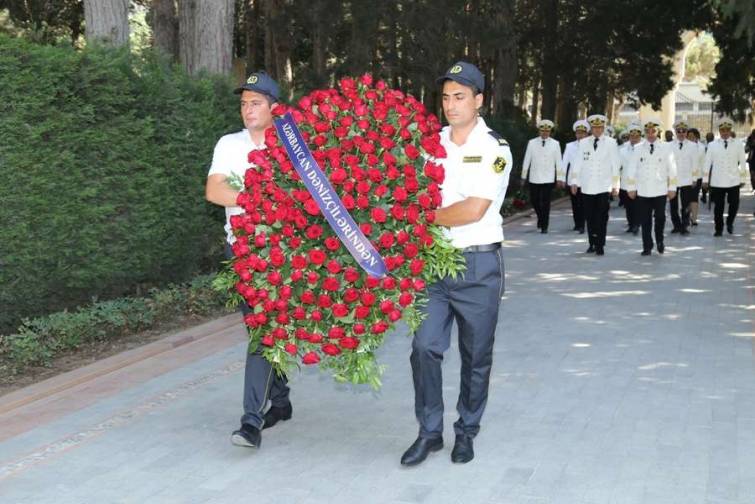 Dənizçilər Fəxri Xiyaban və Şəhidlər Xiyabanını ziyarət ediblər