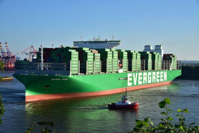 Dünyanın ən böyük konteynerdaşıyan gəmisi Hamburq limanına yan alıb