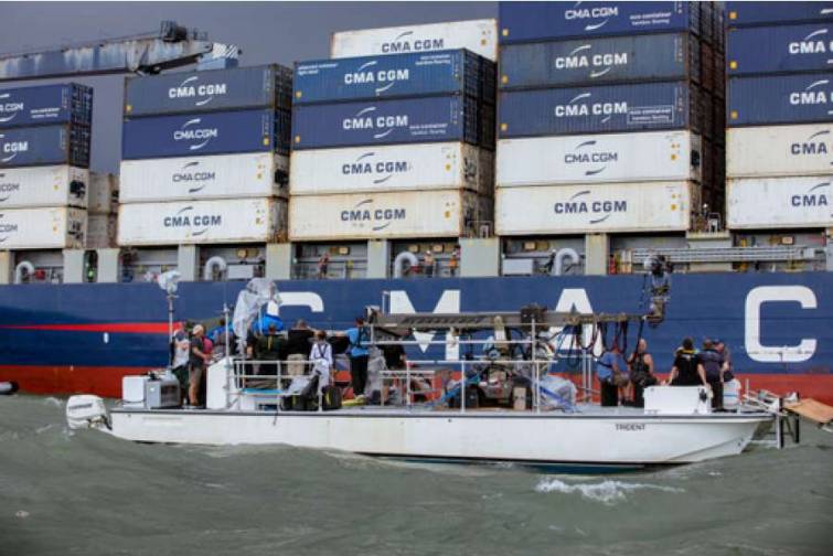 Dəniz&ccedil;ilər səbirsizliklə filmin n&uuml;mayişini g&ouml;zləyirlər