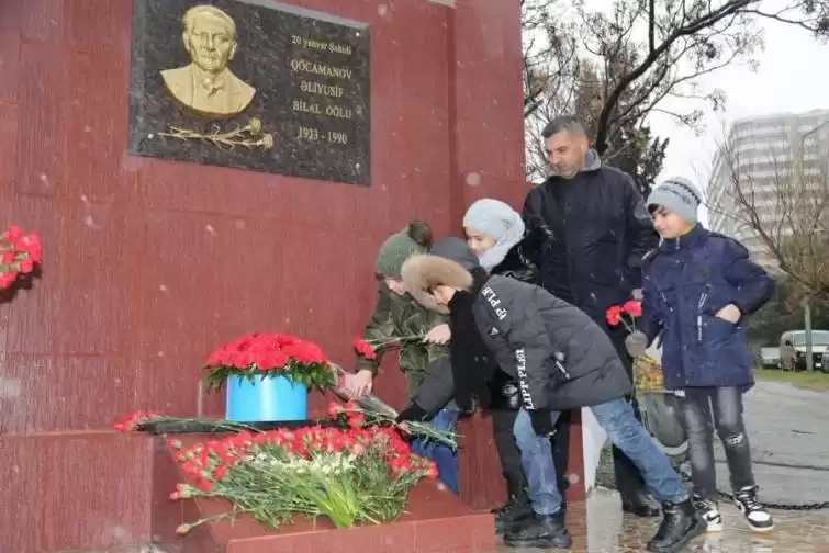 20 Yanvar hadisələrində şəhid olan dəniz&ccedil;i Əliyusif Qocamanovun barelyefi bərpa olunub