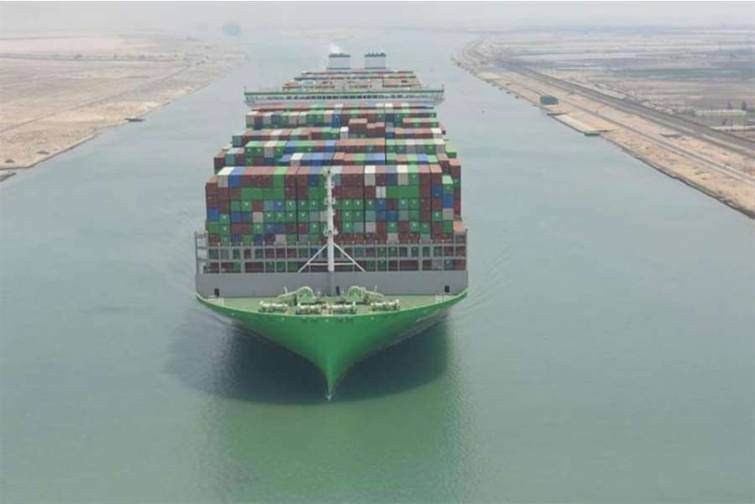 Dünyanın ən böyük konteyner gəmisi Süveyş kanalından uğurla keçib