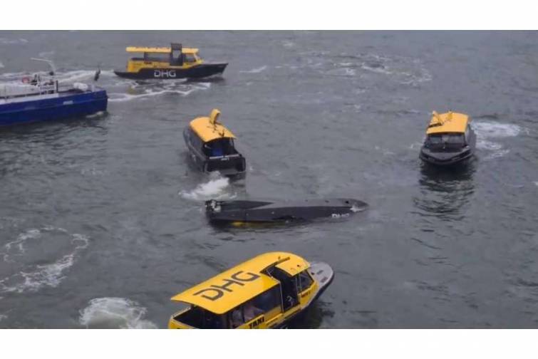 Su taksisi başqa bir gəmi ilə toqquşaraq aşıb