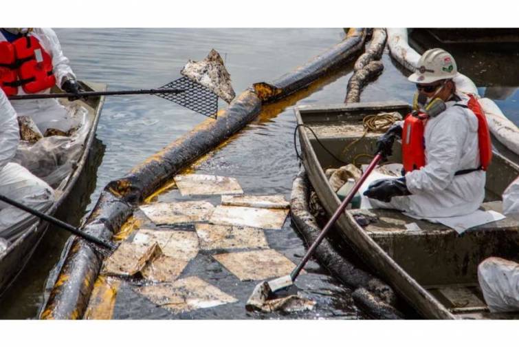 Boru kəməri şirkəti neft sızmasına g&ouml;rə təqribən 1 milyon dollar kompensasiya &ouml;dəyəcək