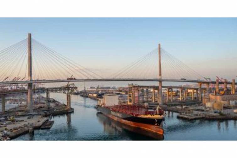 LNG ilə işləyən konteyner gəmisi yanacaq qəbul etmək &uuml;&ccedil;&uuml;n ilk dəfə Lonq-Bi&ccedil; limanına yan alıb