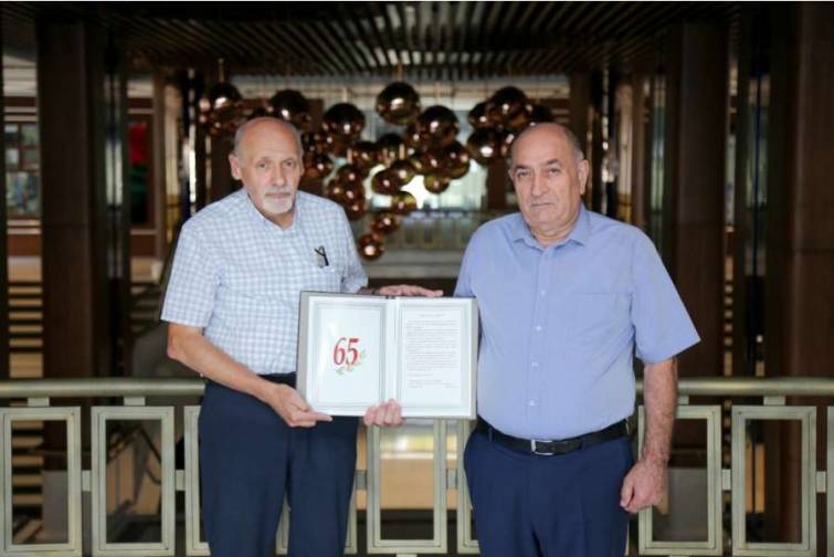 Uzun illərdir dəniz nəqliyyatı sahəsində çalışan Oleq Mixayloviç 65 illik yubileyini qeyd edir