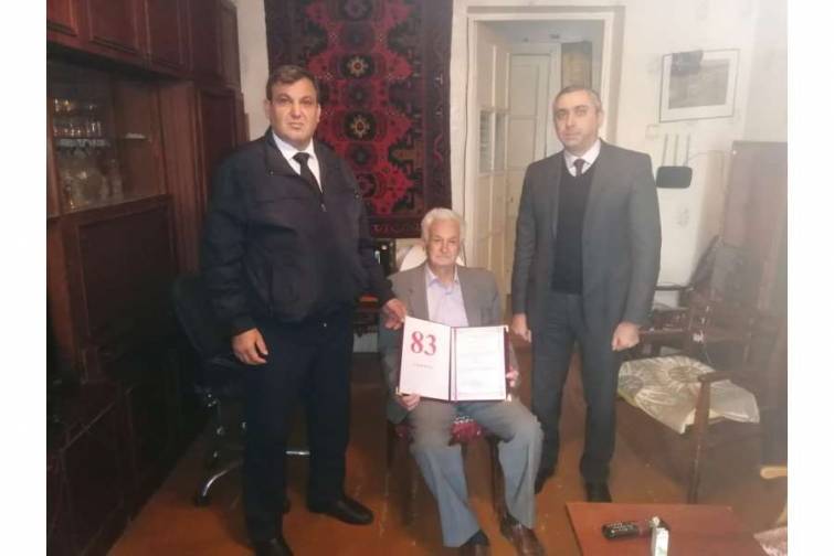 Doğum g&uuml;n&uuml;n&uuml; qeyd edən veteran dəniz&ccedil;i evində ziyarət olunub