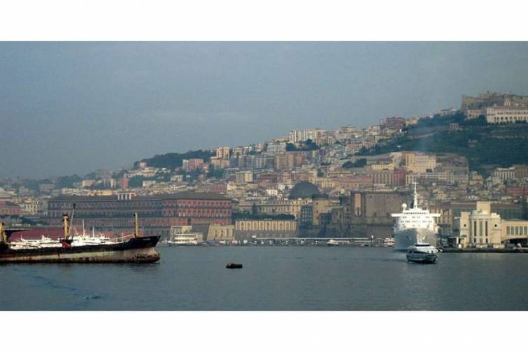 Neapol limanında 12,8 milyon ton müxtəlif yüklər aşırılıb