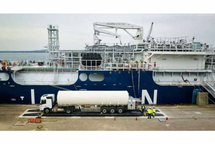 İlk dəfə gəmidən avtomobilə LNG vurulub