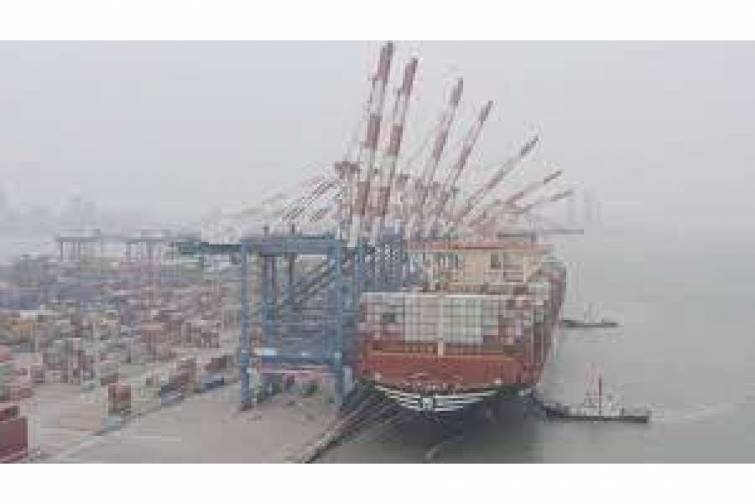 Ən böyük konteyner gəmisi Syamen limanına yan alıb - VİDEO