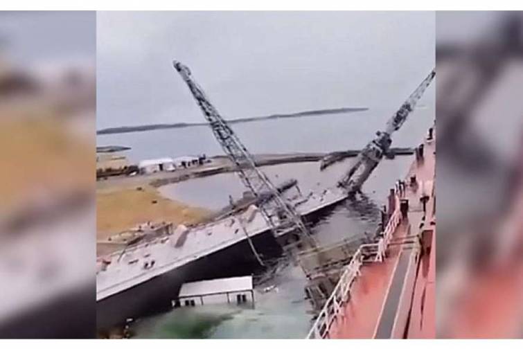 T&uuml;rkiyədə kran gəminin &uuml;zərinə aşdı - Video