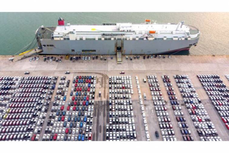 D&uuml;nyada 700-dən &ccedil;ox avtomobil daşıyan gəmi var