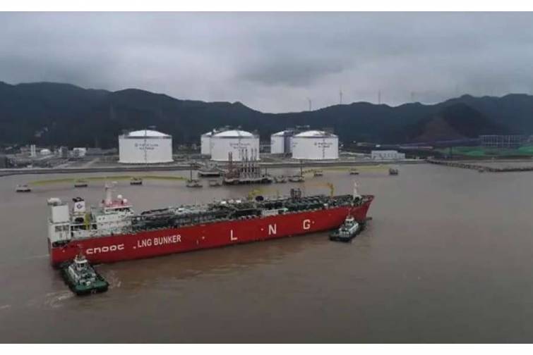 D&uuml;nyanın ən b&ouml;y&uuml;k LNG təchizat gəmisi &Ccedil;in limanında - Video