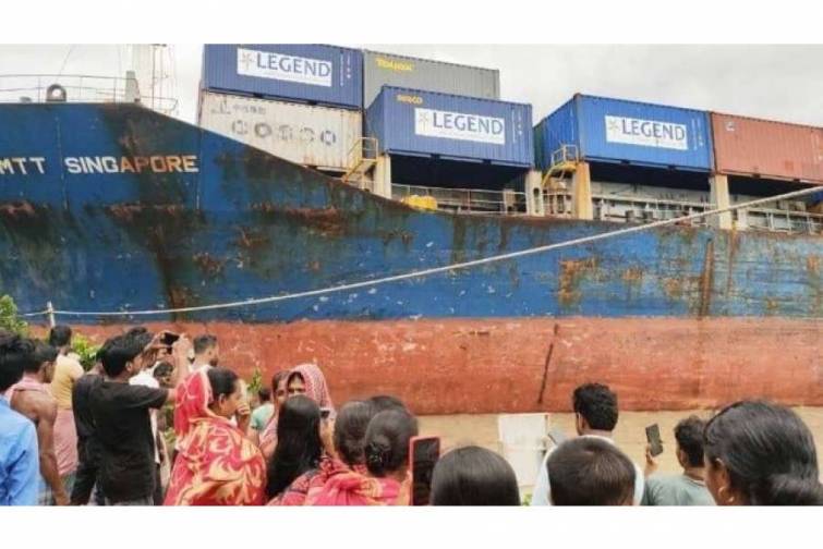 Hindistanda gəmi saya oturub