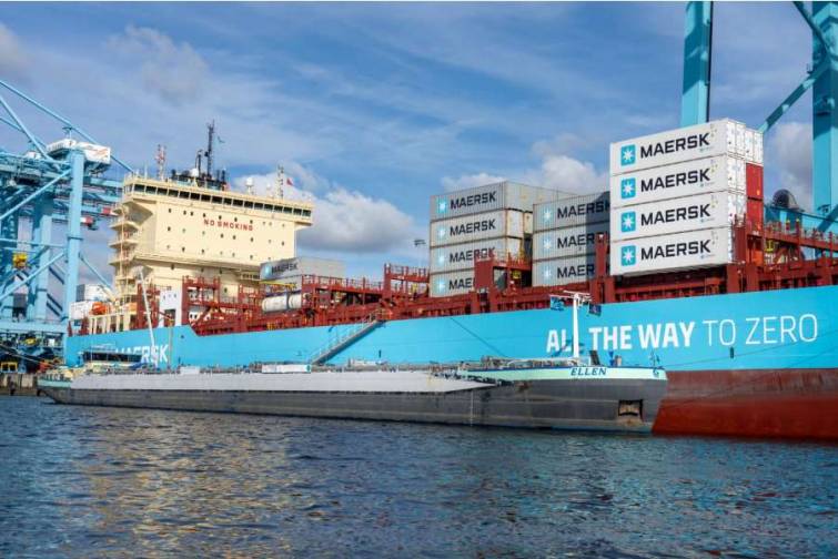 &ldquo;Maersk&rdquo;-ə məxsus konteyner gəmisi Rotterdam limanında 