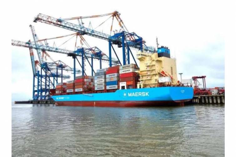 18 b&ouml;y&uuml;k konteyner gəmisindən birincisi istismara hazırdır