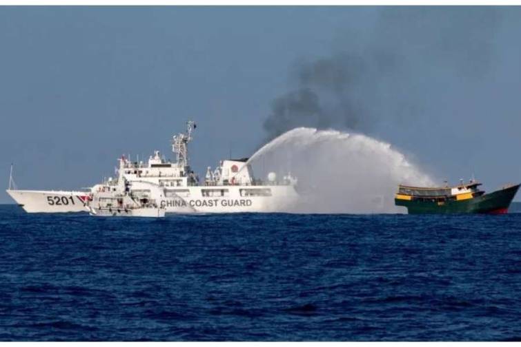 Çin gəmiləri su şırnaqları ilə Filippin gəmilərinə ziyan vurub