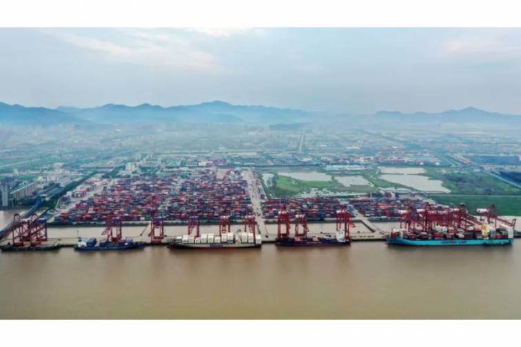 Çin daşıyıcısı nəhəng elektrik konteyner gəmiləri sifariş edib