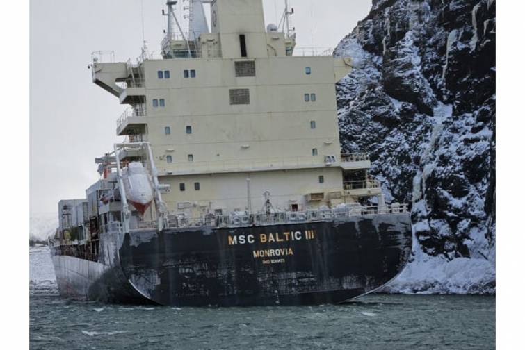 Kanada Sahil Mühafizəsi saya oturan “MSC Baltic III” konteyner gəmisini havadan və sahildən izləyir