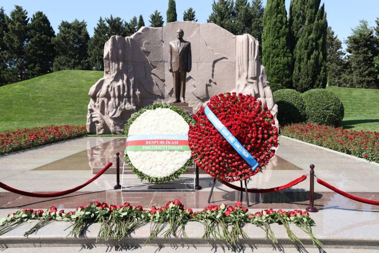Dənizçilər Ümummilli Lider Heydər Əliyevin məzarını və Şəhidlər xiyabanını ziyarət ediblər