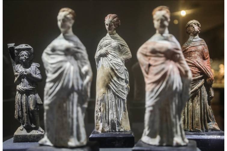 Misirdə Aralıq dənizinin dibində tapılan qədim artefaktlar nümayiş etdirilib