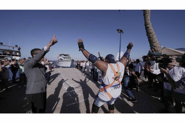 Misirli atlet 700 tonluq gəmini dişləri ilə çəkərək Ginnesin 