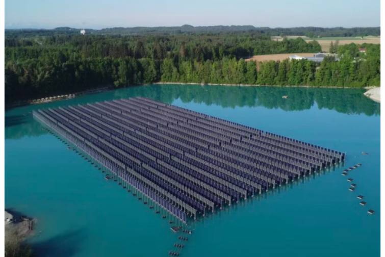 Almaniya d&uuml;nyanın ilk şaquli &uuml;zən g&uuml;nəş elektrik stansiyasını işə salır