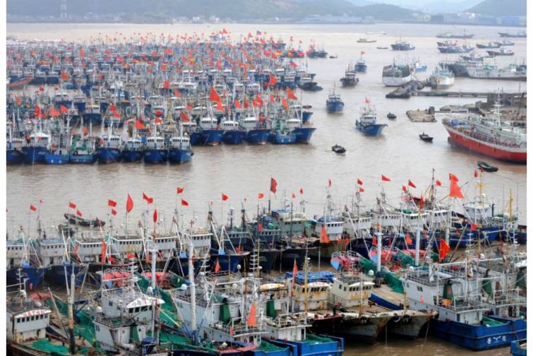 &Ccedil;ində qasırğa ilə əlaqədar &uuml;&ccedil; limanın fəaliyyəti dayandırılıb