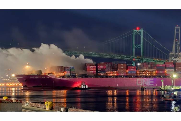 “ONE Henry Hudson” yanğından sonra Los-Anceles limanında lövbər yerinə yedəklənib