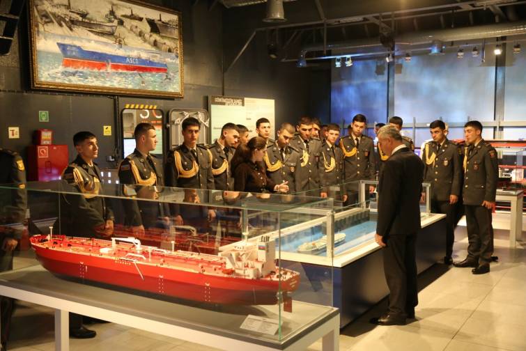 Heydər Əliyev adına Hərbi İnstitutun kursantları gəmi-muzeyi ziyarət ediblər