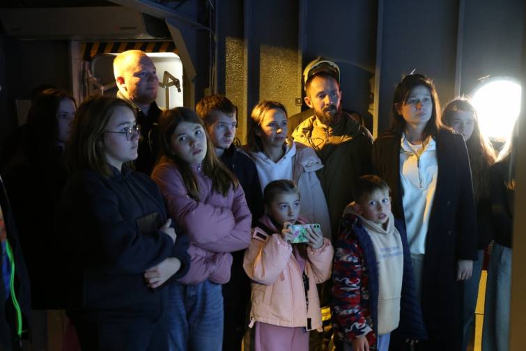 Ukraynalı uşaqlar “Suraxanı” gəmi-muzeyini ziyarət ediblər