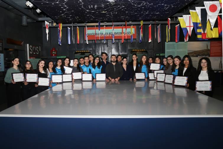 Dünyanın ilk tanker-muzeyinin könüllülərinə məzun sertifikatları təqdim edilib