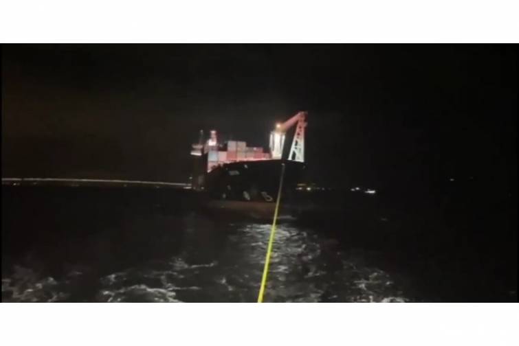 Çanaqqaladan keçərkən mühərrik nasazlığı ilə üzləşən gəmi lövbər sahəsinə aparılıb