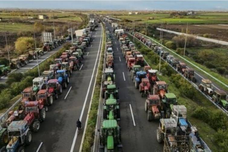 Fermerlər traktorlarla Yunanıstanın Volos limanını 5 saat bağlı saxlayıb