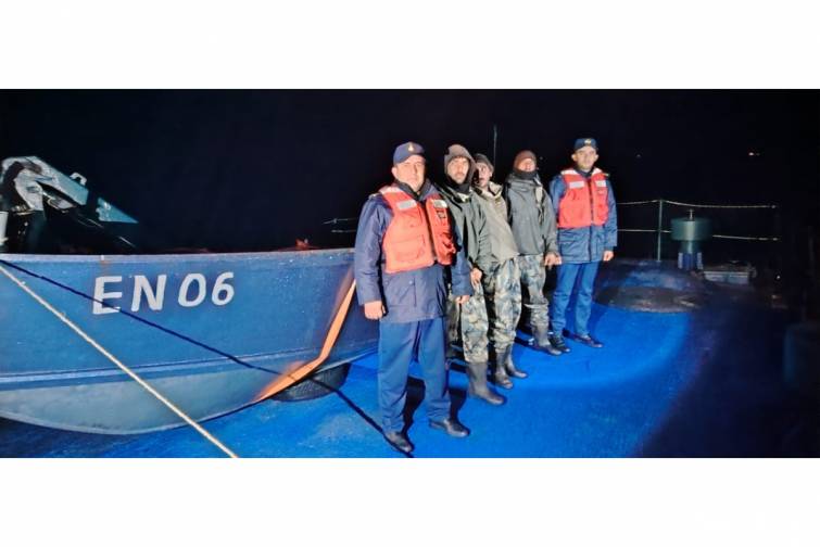 Xəzər dənizində köməksiz qalan üç nəfər xilas edilib