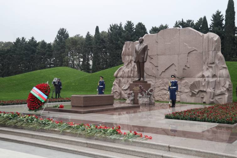 ASCO kollektivi Fəxri xiyabanı ziyarət edib