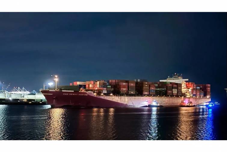 Bir ay əvvəl yanmış gəmidən tullantı sularının boşaldılmasına başlanılıb