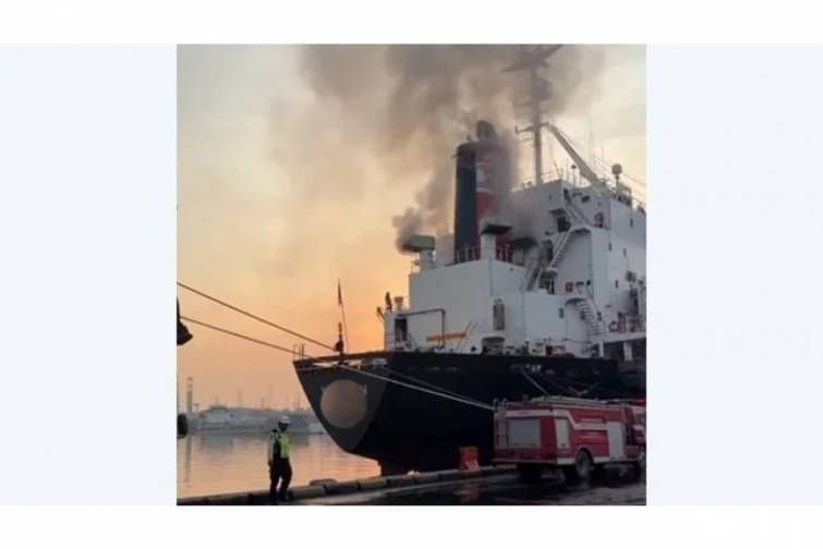 İndoneziyada konteyner gəmisində yanğın baş verib