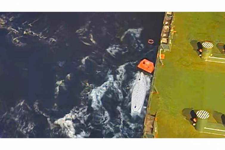 Dəniz&ccedil;ilər Atlantik okeanında təkbaşına qayıqla &uuml;zən idman&ccedil;ını xilas ediblər