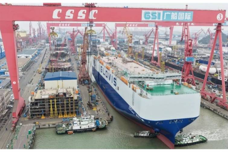 D&uuml;nyanın ən b&ouml;y&uuml;k avtomobildaşıyan gəmisi suya endirilib