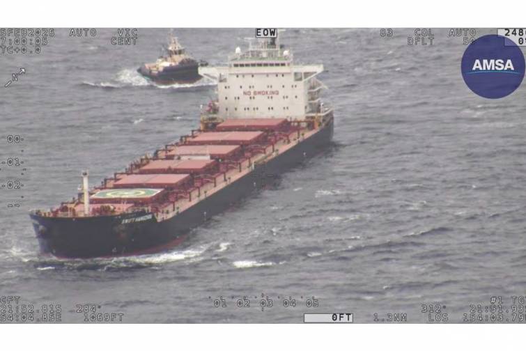 Kvinslend sahillərində k&ouml;m&uuml;rdaşıyan gəmi 12 g&uuml;nd&uuml;r hərəkətsiz qalıb