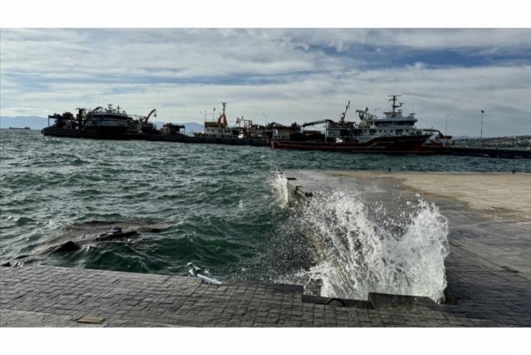 Şiddətli fırtına y&uuml;k gəmilərini Sinopa sığınmağa məcbur etdi