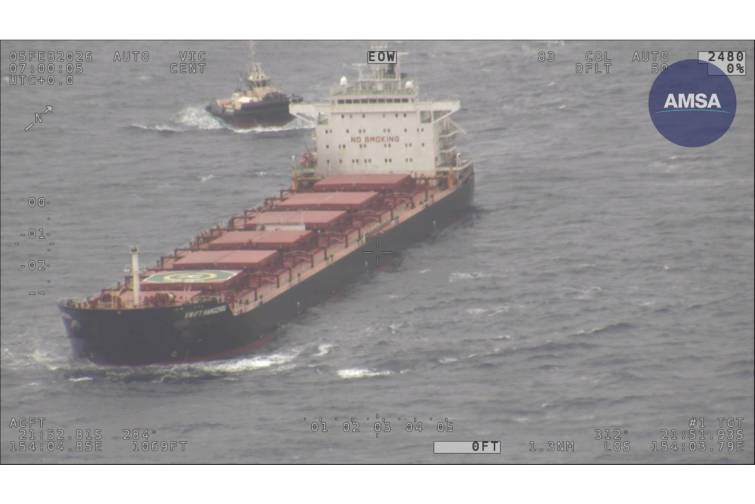 Okeanda 24 g&uuml;nl&uuml;k m&uuml;barizə bitdi: Nəhəng gəmi mərcan riflərini məhv edə bilərdi