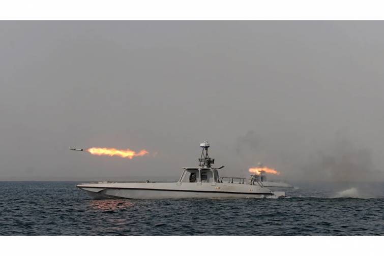 H&ouml;rm&uuml;z boğazında ilk h&uuml;cum - neft tankeri vuruldu