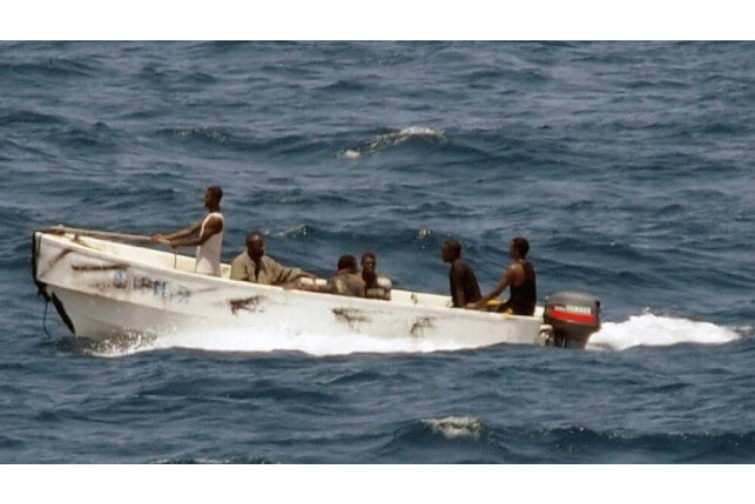 Piratlar Somali sahillərində neft tankerini qa&ccedil;ırıblar